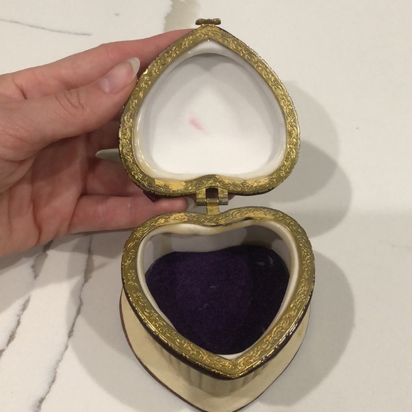 Heart shaped vintage jewelry box - Picture 7 of 9